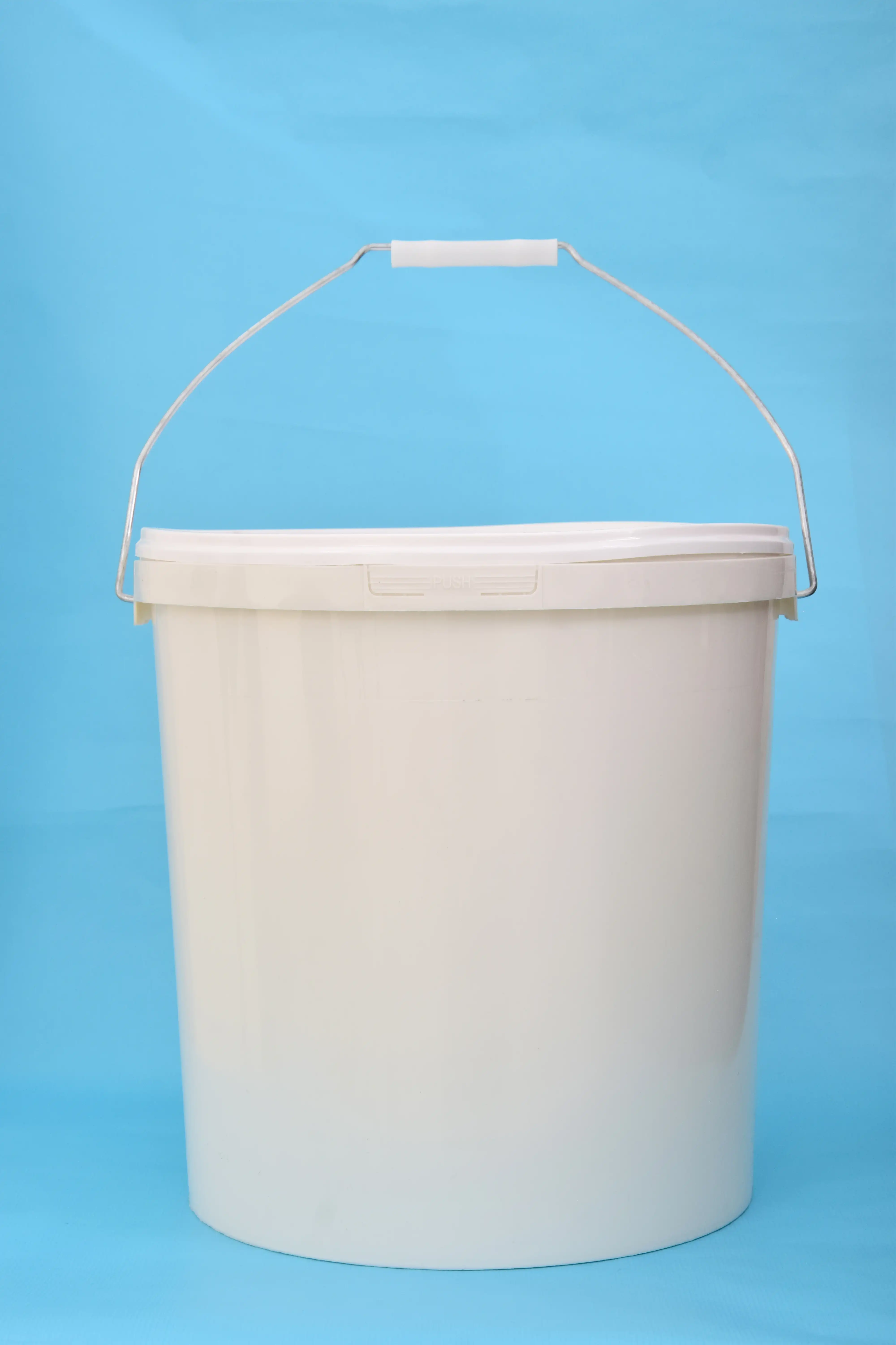 Seau plastique 20L blanc